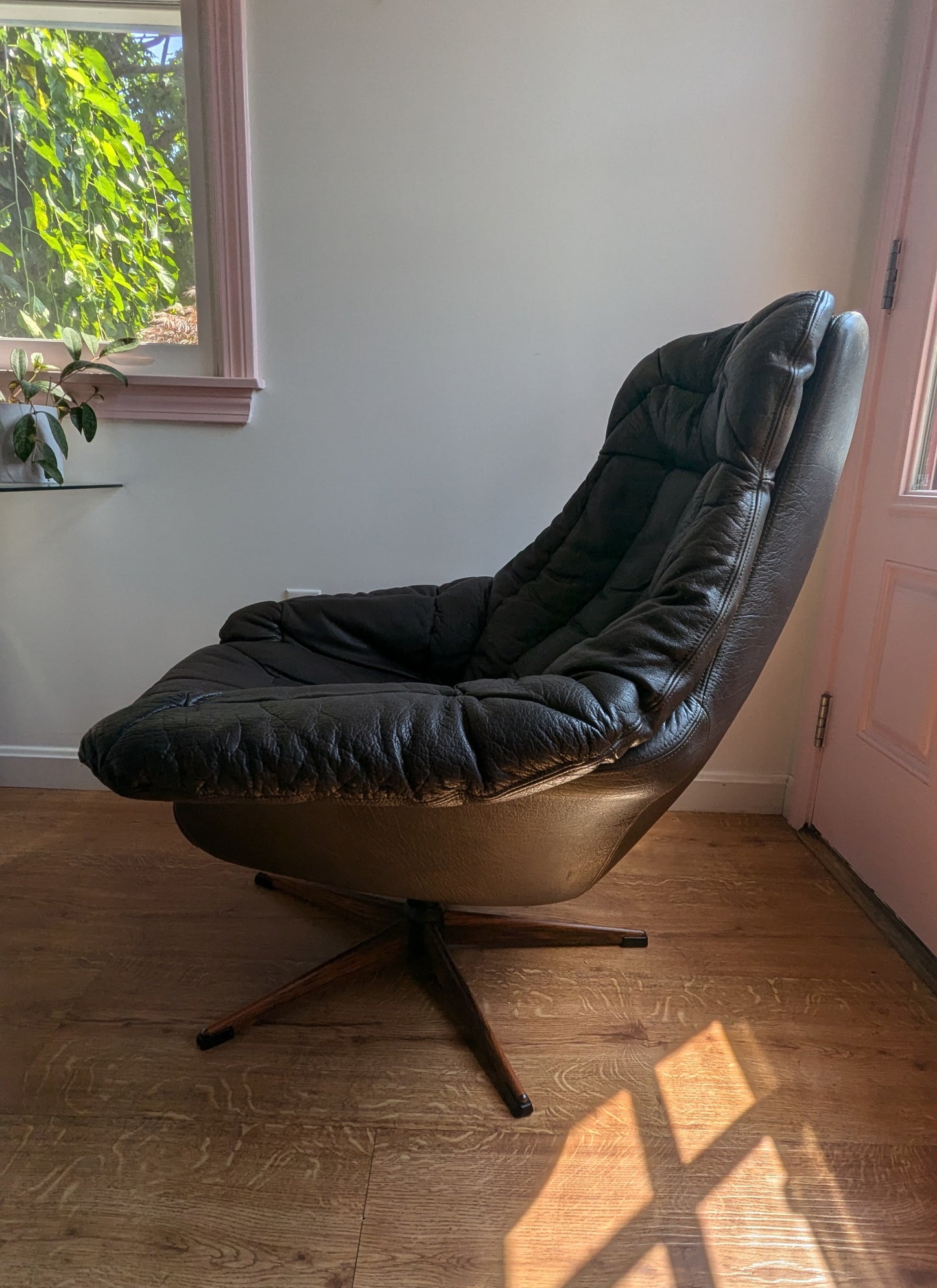 Danish Leather "Silhouette" Pod Chair by h.w. Klein for Bramin