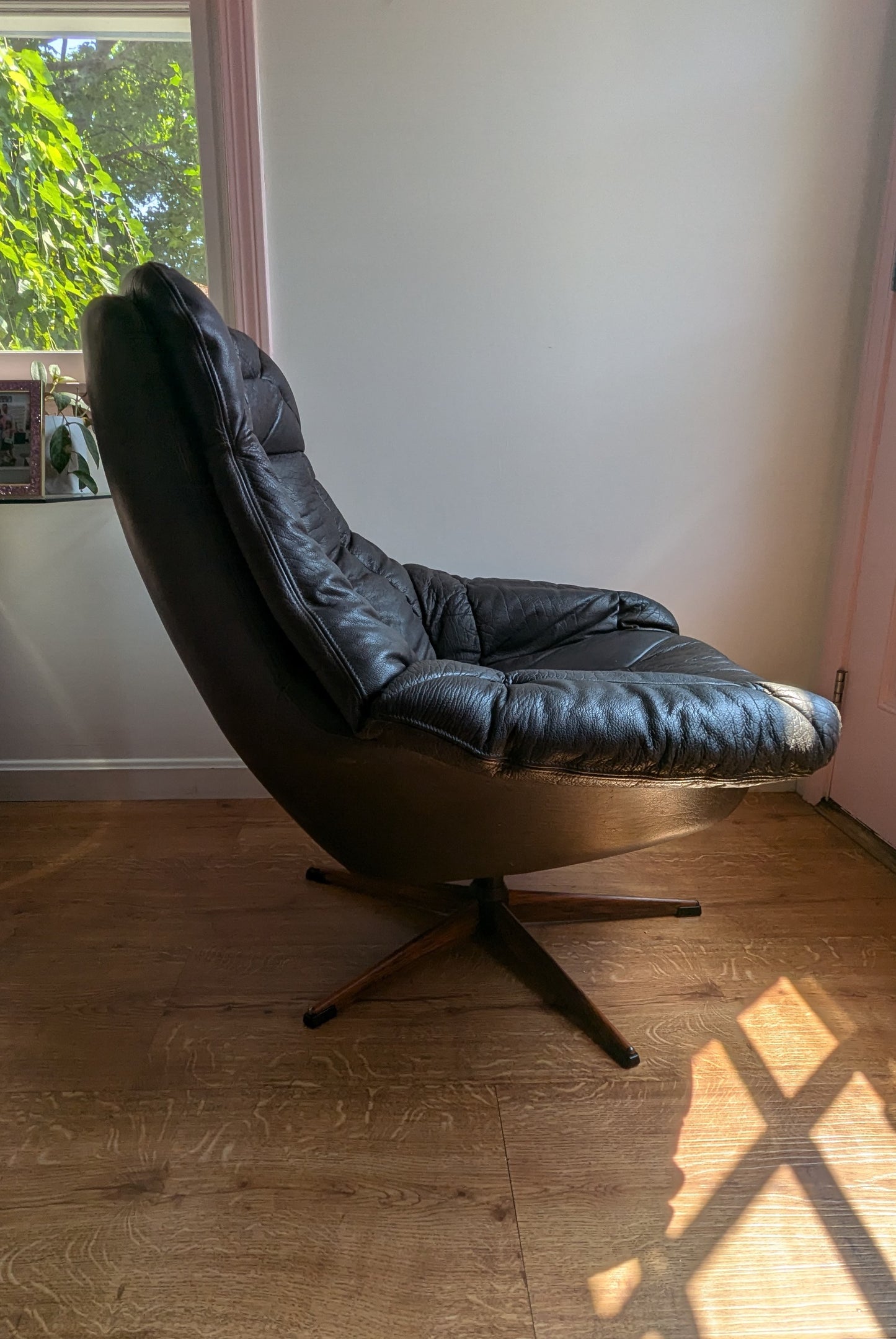 Danish Leather "Silhouette" Pod Chair by h.w. Klein for Bramin