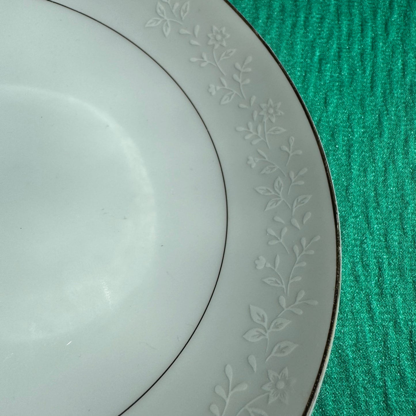 Set of Eight White and Gold Gilded Japanese Bowls