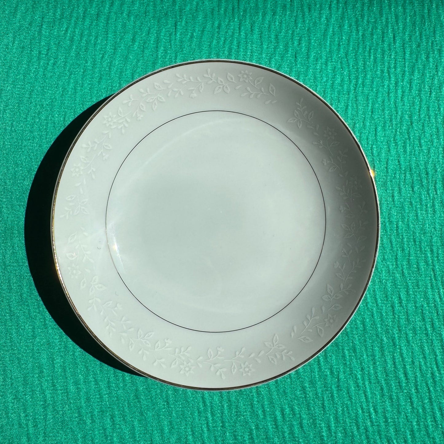 Set of Eight White and Gold Gilded Japanese Bowls