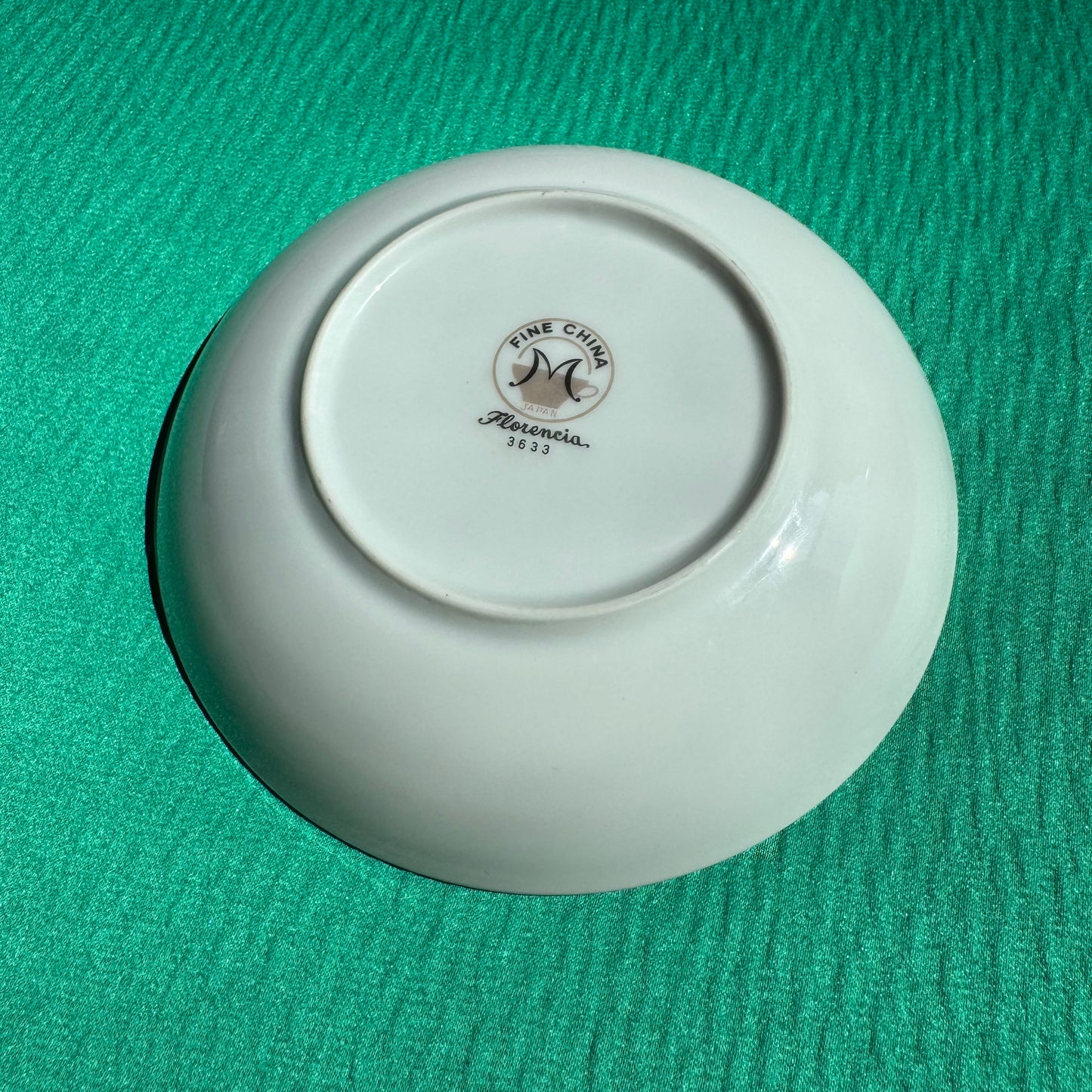 Set of Eight White and Gold Gilded Japanese Bowls