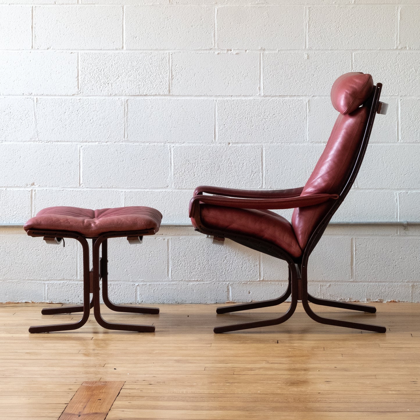 Westnofa "Siesta" Lounge Chair and Ottoman in Rouge Leather