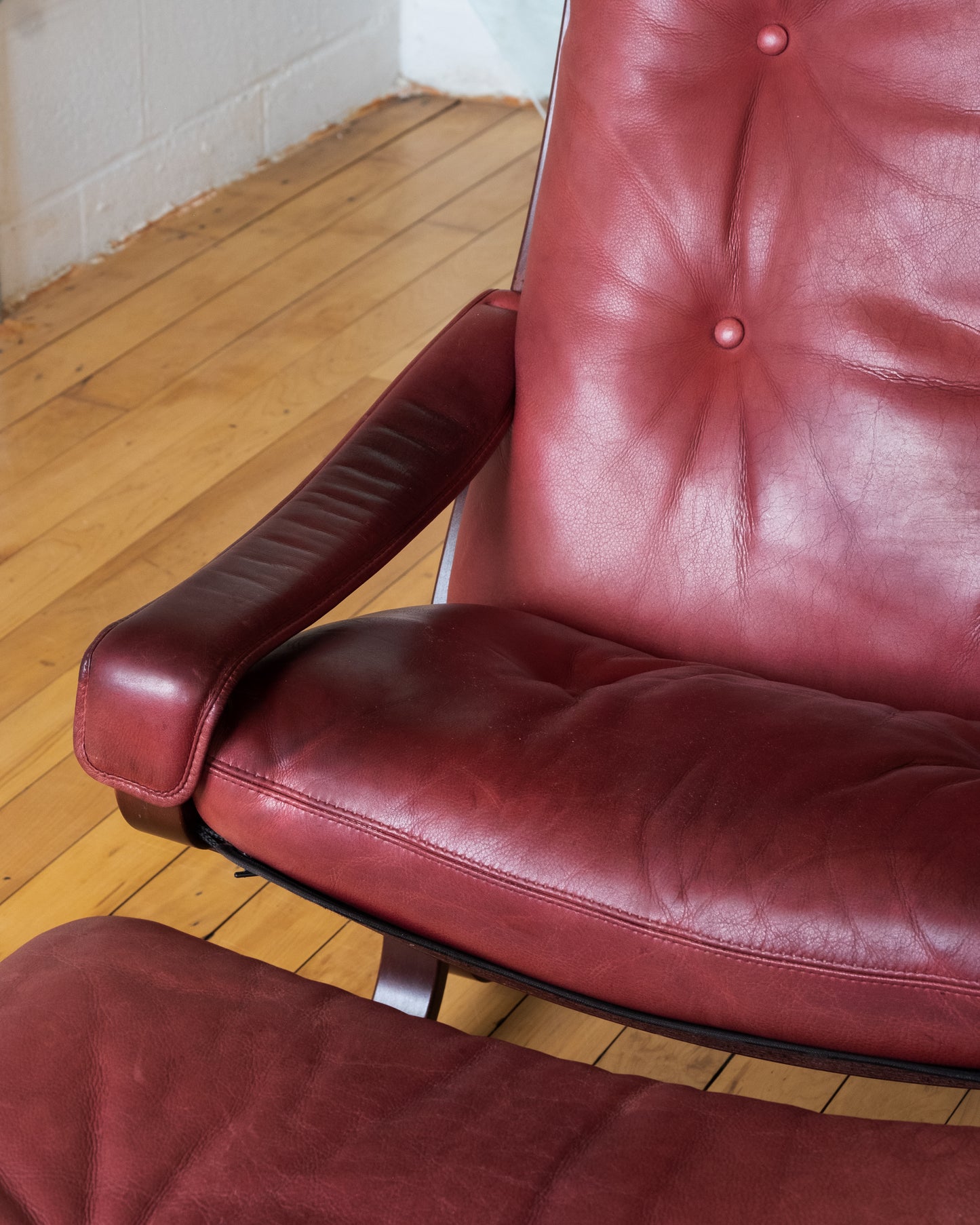 Westnofa "Siesta" Lounge Chair and Ottoman in Rouge Leather