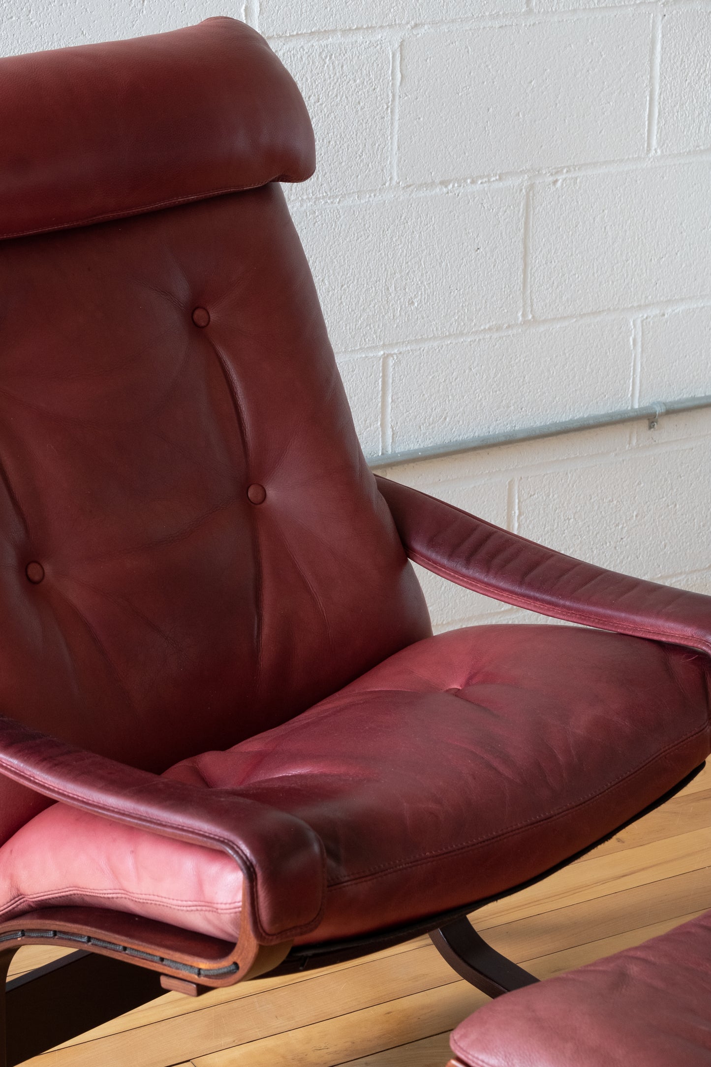 Westnofa "Siesta" Lounge Chair and Ottoman in Rouge Leather