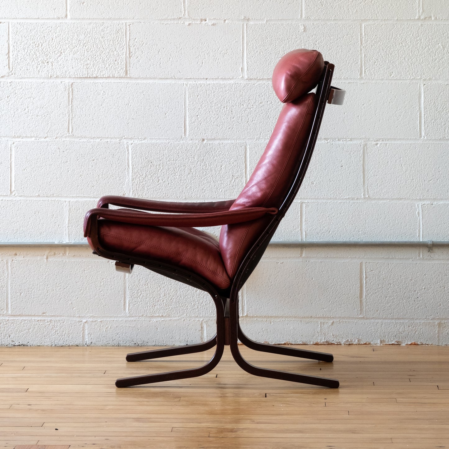 Westnofa "Siesta" Lounge Chair and Ottoman in Rouge Leather
