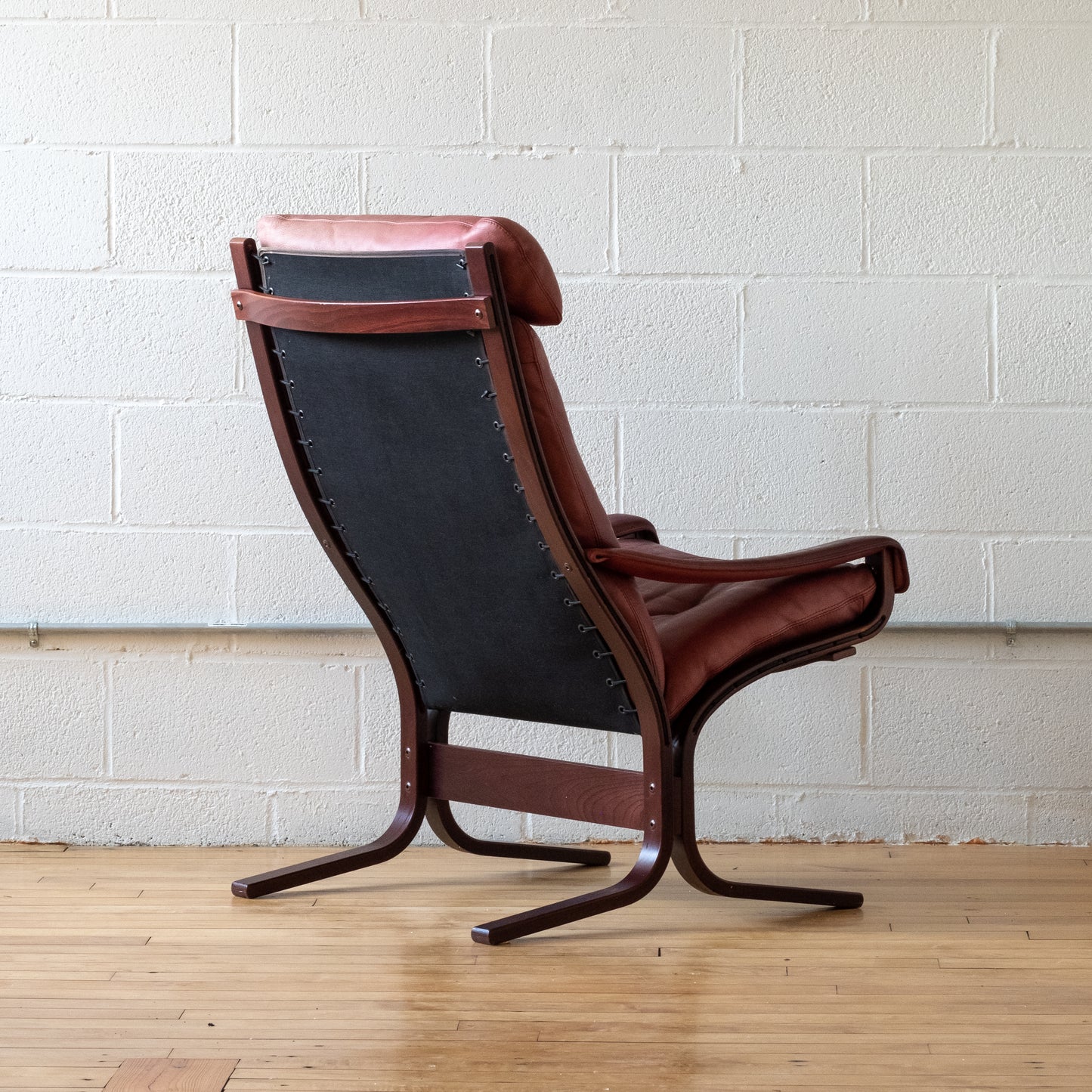 Westnofa "Siesta" Lounge Chair and Ottoman in Rouge Leather